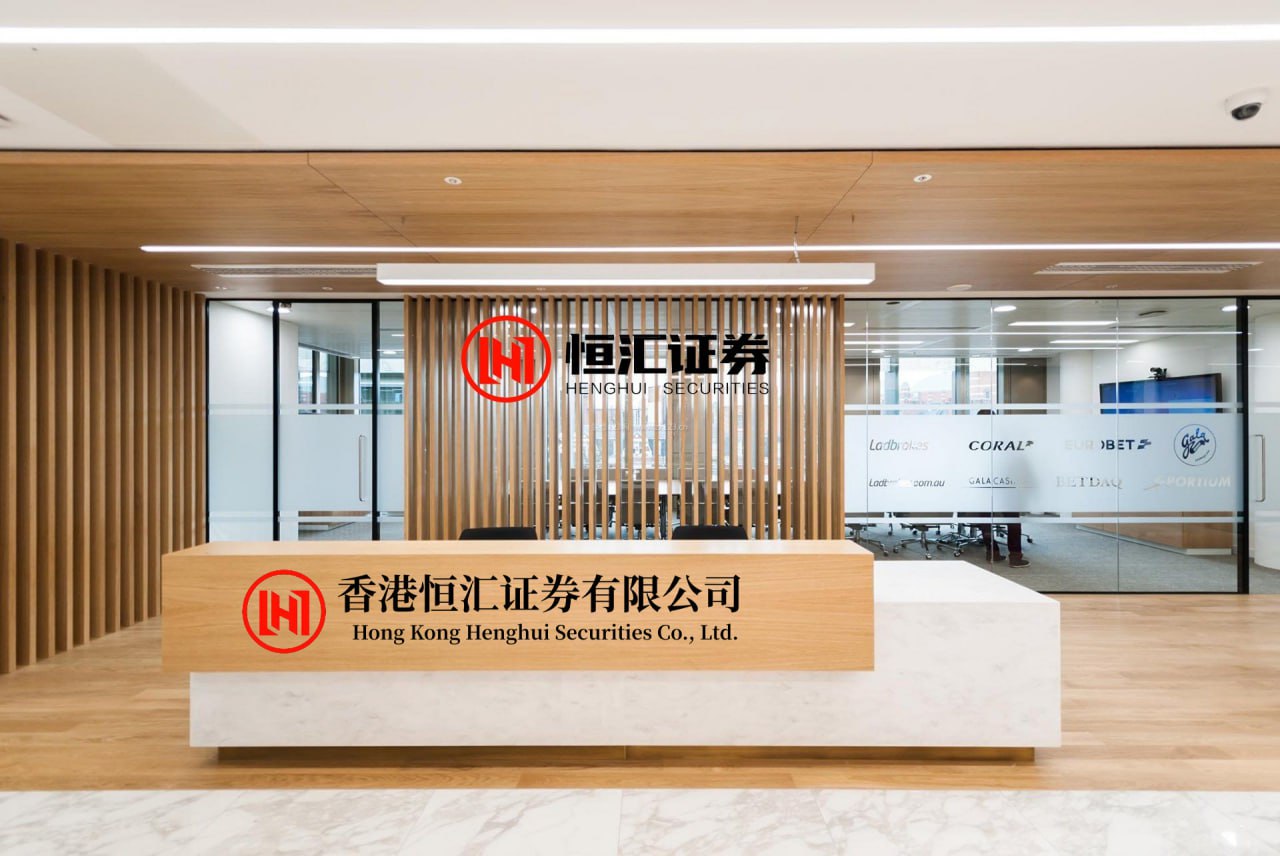 美林配资 你知道吗? 卢昱晓在古装剧《何不同舟渡》杀青后, 直接飞往英国开启了这场时...